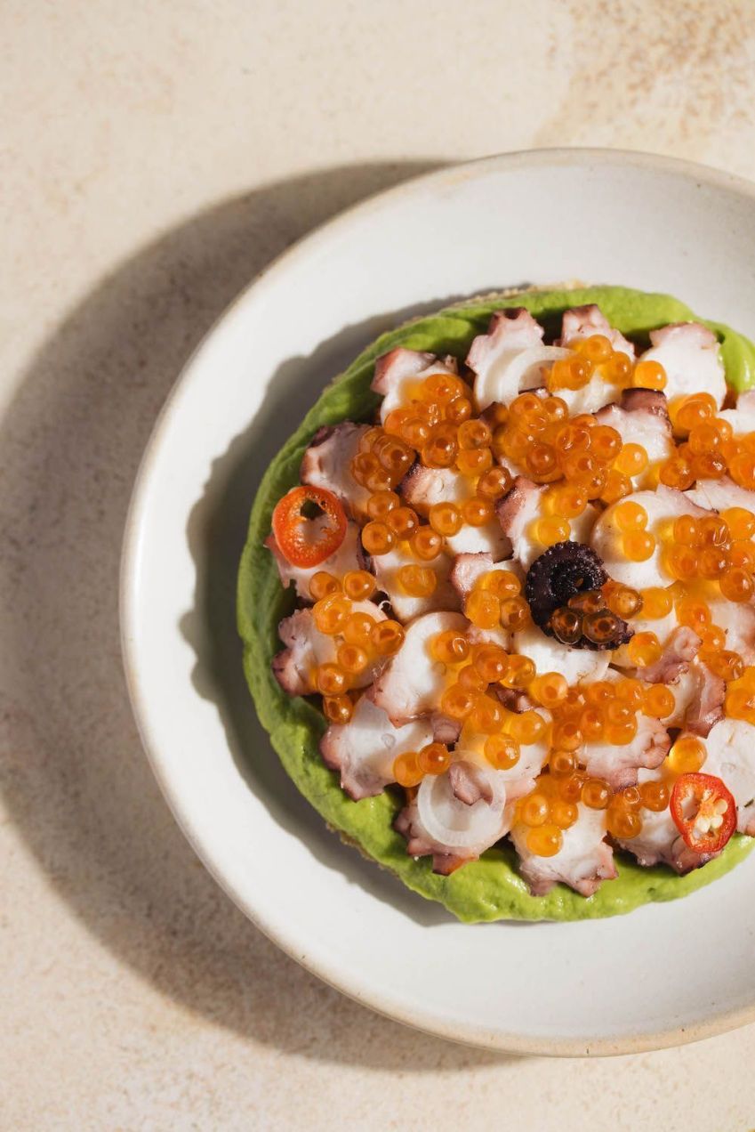 Tostada de polvo, chintextle, purê de avocado e cambuci é um dos pratos mais pedidos da casa • Nani Rodrigues