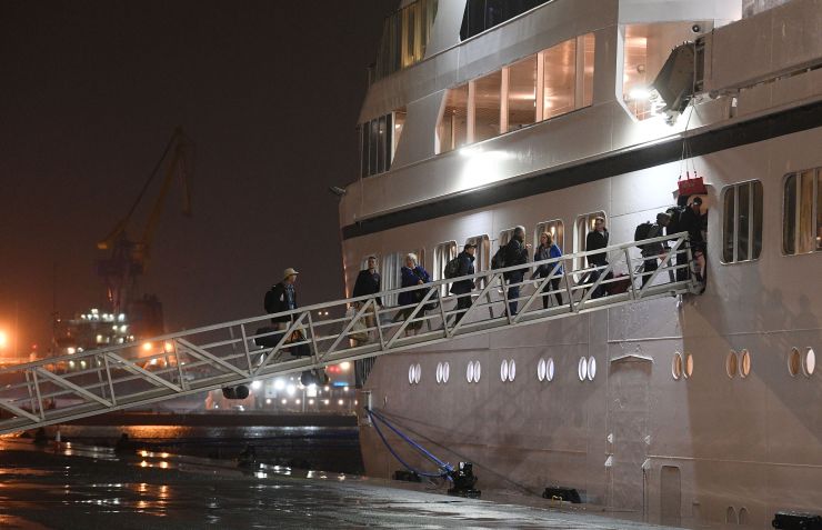 Passageiros entrando no Villa Vie Odissey após meses de atraso • Charles McQuillan/Getty Images
