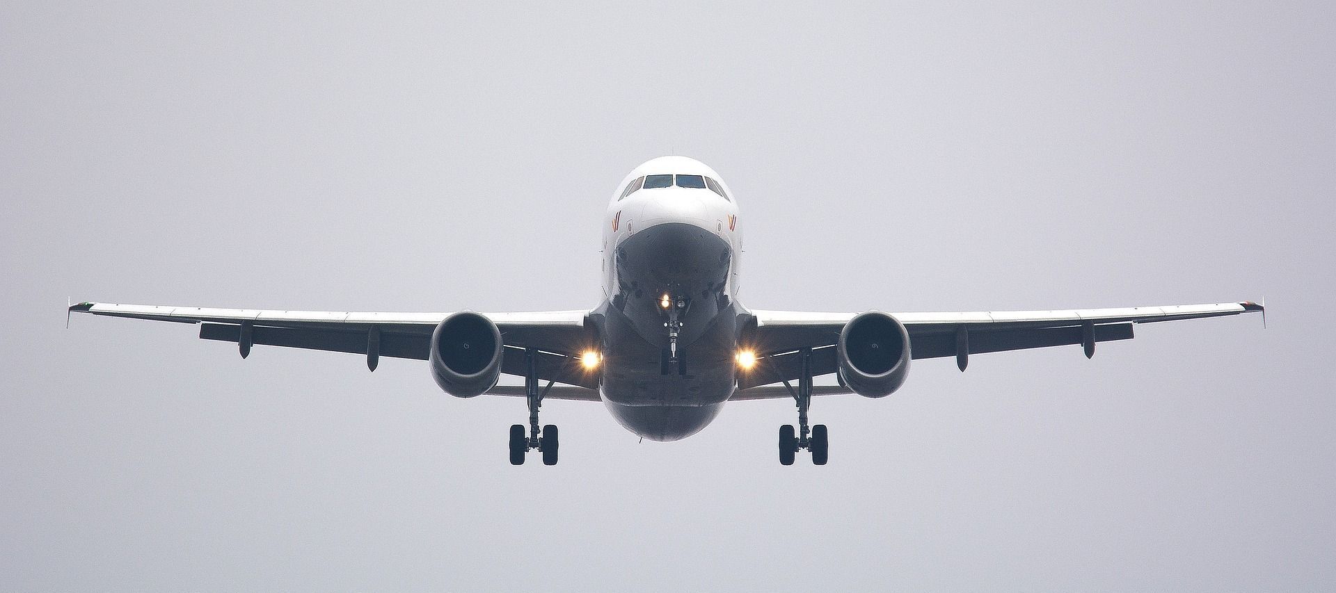 Avião no ar pronto para aterrissagem