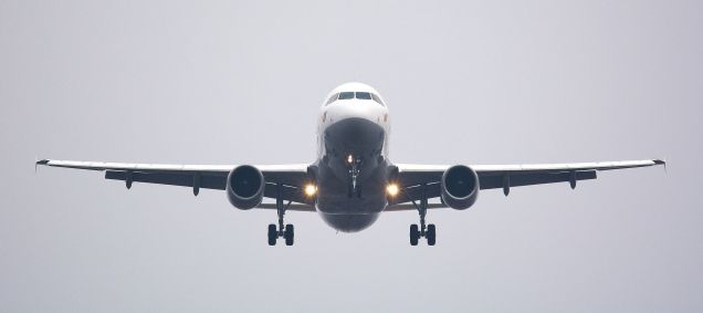 Avião no ar pronto para aterrissagem