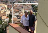 Casal dos EUA economiza quase R$ 205 mil por ano após se mudar para Itália