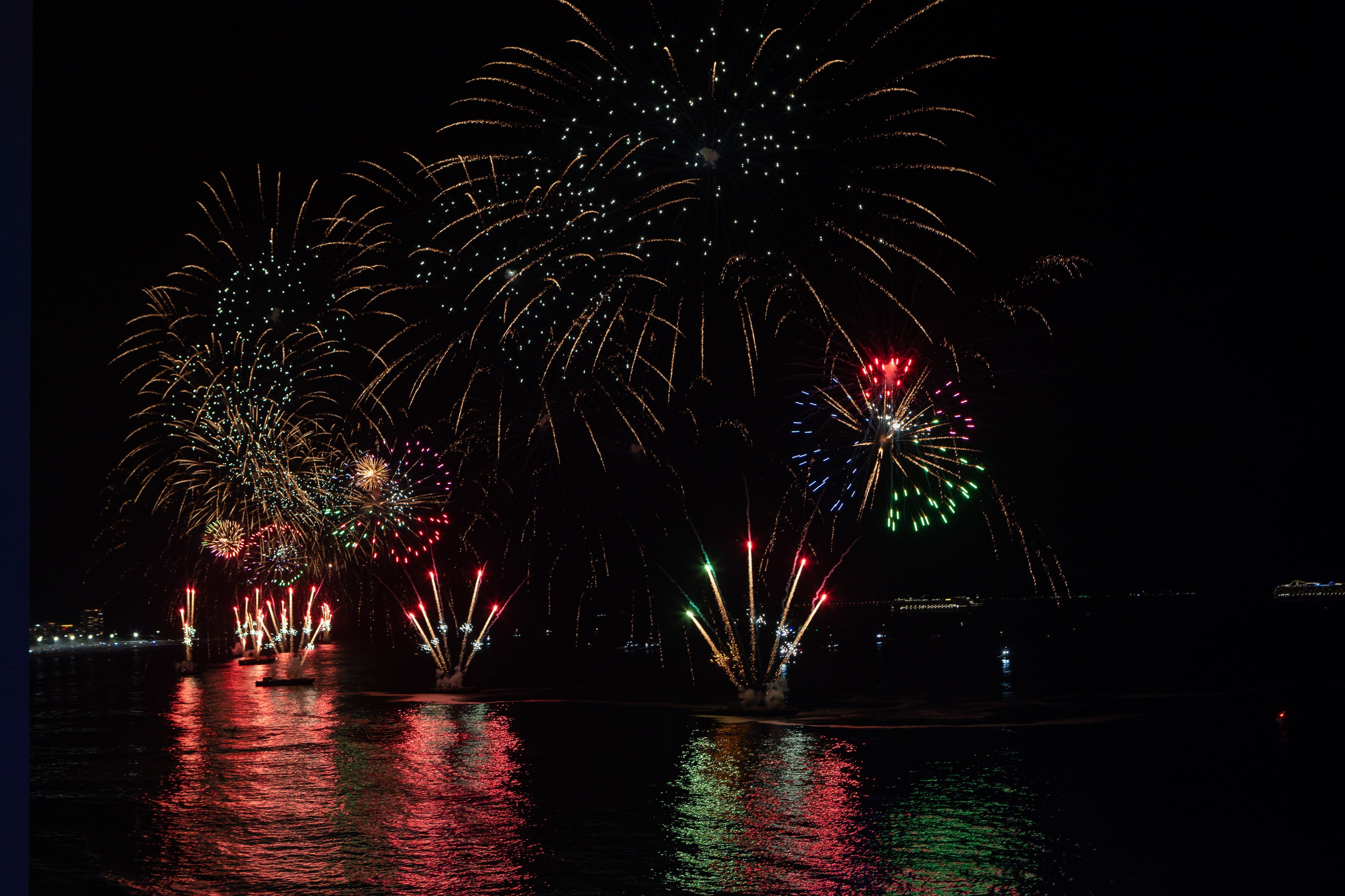 Fogos de artifício no Emiliano Rio, com vista para a praia de Copacabana • Divulgação/Emiliano Rio