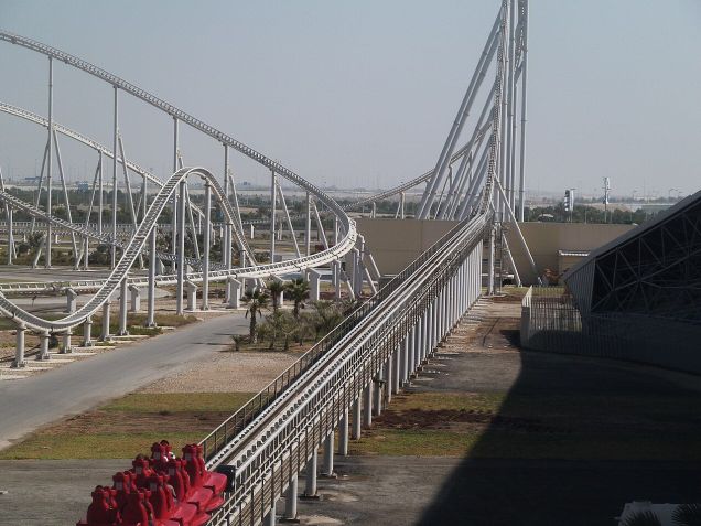 Formula Rossa é a montanha-russa mais rápida do mundo ao atingir 240 km/h em menos de cinco segundos • Wikimedia Commons