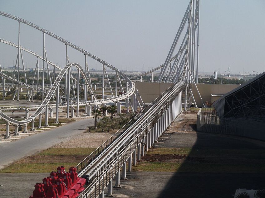 Formula Rossa é a montanha-russa mais rápida do mundo ao atingir 240 km/h em menos de cinco segundos • Wikimedia Commons