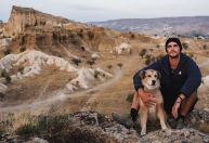 Homem e cachorra viajaram juntos pelo mundo por anos, mas uma doença mudou tudo