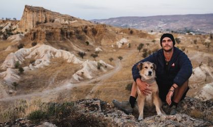 Homem e cachorra viajaram juntos pelo mundo por anos, mas uma doença mudou tudo