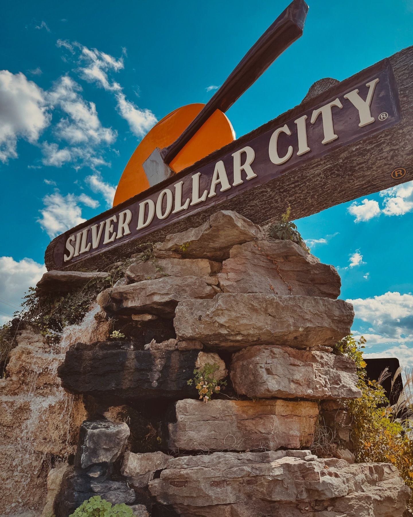 Aproveite a passagem pela cidade de Branson e conheça o parque Silver Dollar City • Instagram/Silver Dollar City