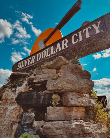 Aproveite a passagem pela cidade de Branson e conheça o parque Silver Dollar City • Instagram/Silver Dollar City