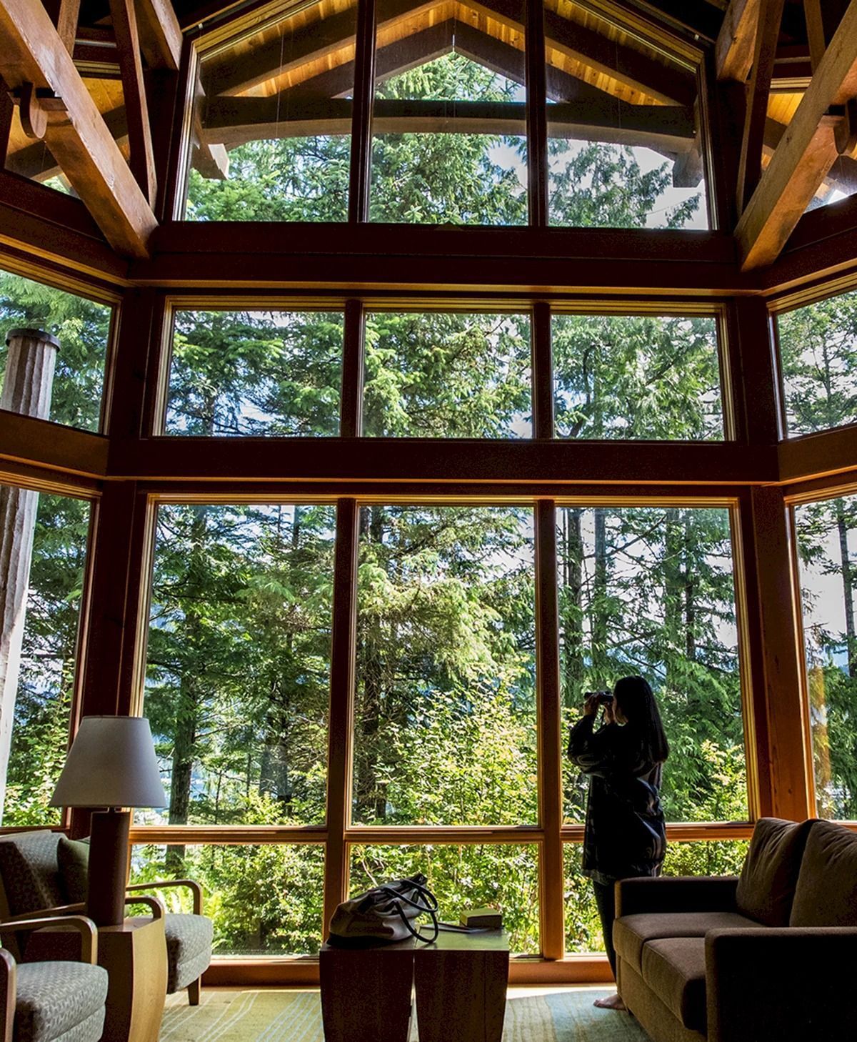 Os quartos tem janelas panorâmicas em meio à natureza • Divulgação/Sonora Resort Canada