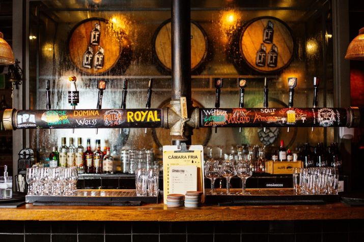 "Bar escondido" no segundo andar do Original, em Moema, Câmara Fria é o primeiro speakeasy focado em chope artesanal da capital • Divulgação