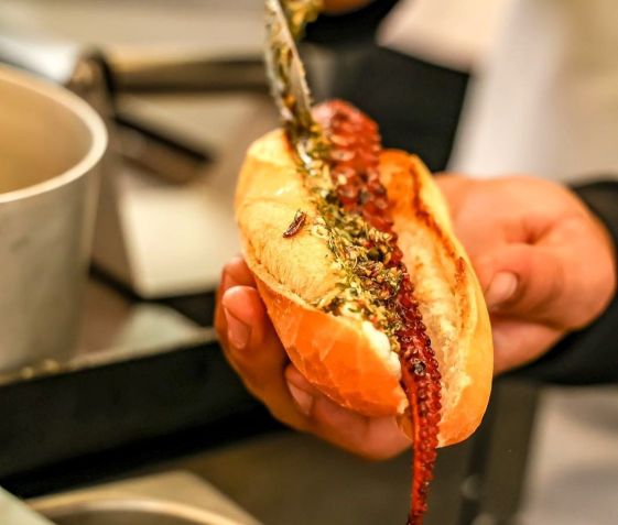 Choripolvo, sanduíche com polvo na baguete francesa do Notorious Fish • Poente Fotografia/Divulgação