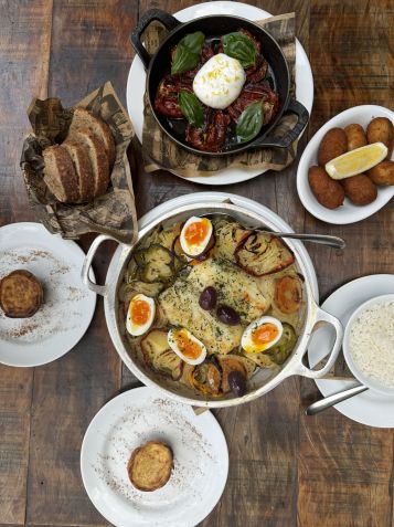 Combo de Natal da Adega Santiago inclui burrata; bacalhoada; croquete misto de jamón e pastéis de nata • Divulgação