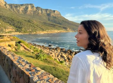 Daniela Filomeno na área de Camps Bay, na Cidade do Cabo, na África do Sul