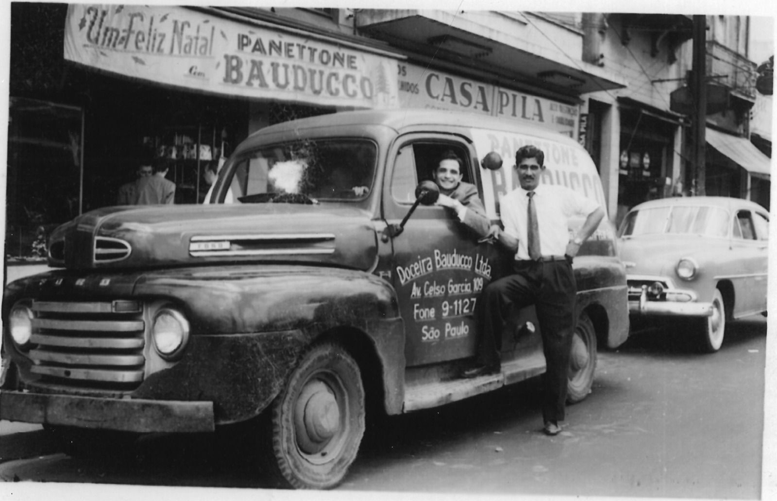 Bauducco abriu as portas no Brasil em 1952. Com receita tradicional italiana, os panetones eram as grandes estrelas. Na foto, funcionários da loja localizada no Brás • Divulgação