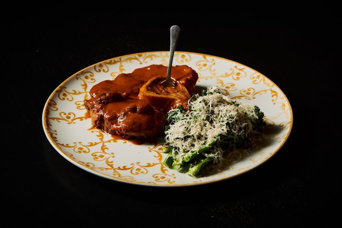 Ossobuco cozido em baixa temperatura com molho pomodoro e brócolis cacio e pepe • Rodolfo Regini