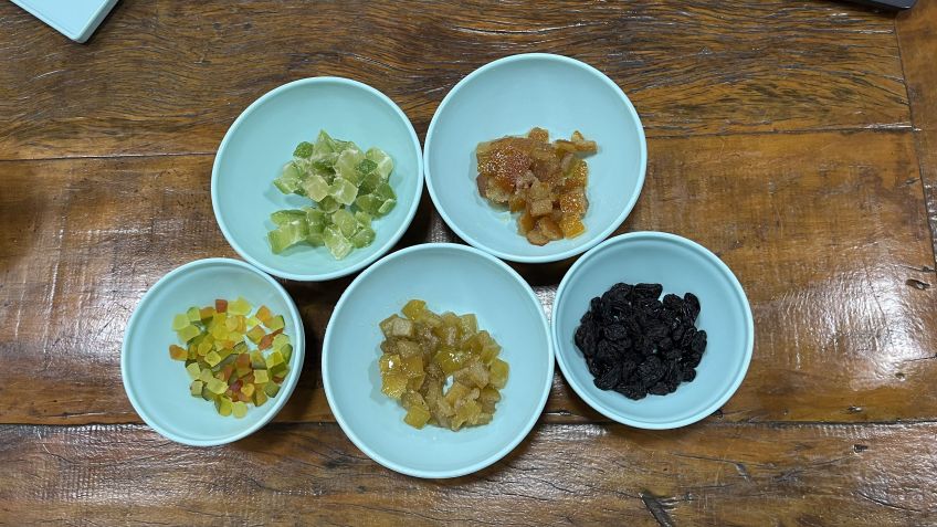 Do lado esquerdo no canto inferior é possível observar as frutas cristalizadas encontradas em panetones industrializados. Ao lado, nos outros recipientes estão Laranja, Limão, e Cidra glaceados  que dão um sabor diferente ao panetone tipicamente de Milão • Daniela Caravaggi