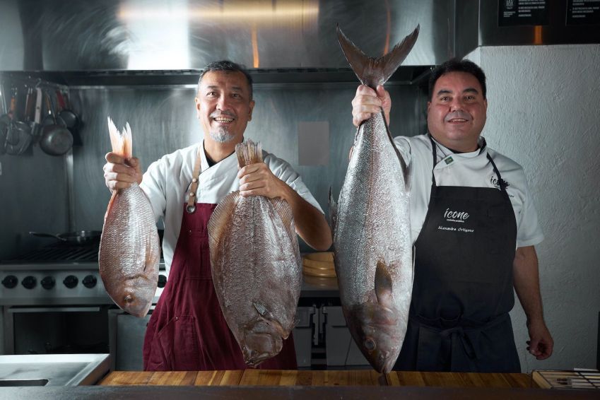 Chefs Alexandre Ortigoso e Roberto Satoru à frente do Ícone Asiático • Rodolfo Regini