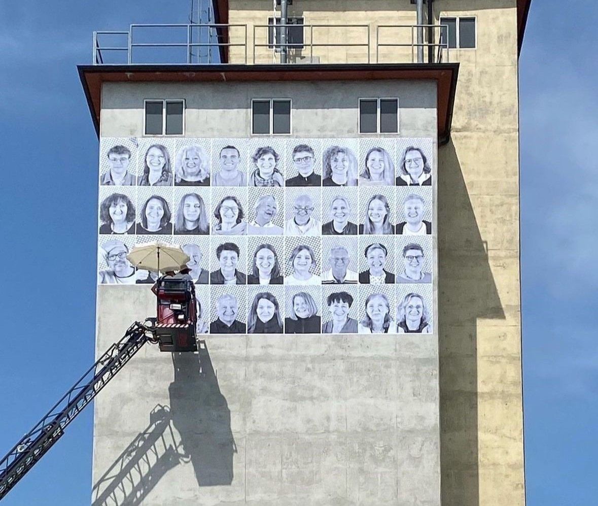 Artista francês JR é conhecido por preencher muros e fachadas com suas fotografias • Reprodução/Instagram