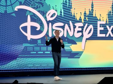 Josh D'Amaro em apresentação no painel da D23 sobre as novidades das experiências Disney