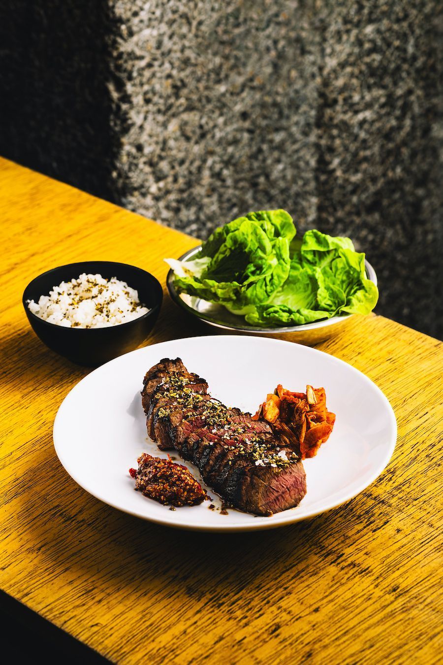 Koya 88 oferece gastronomia descontraída asiática e no mezanino um omakase de comida japonesa • Divulgação