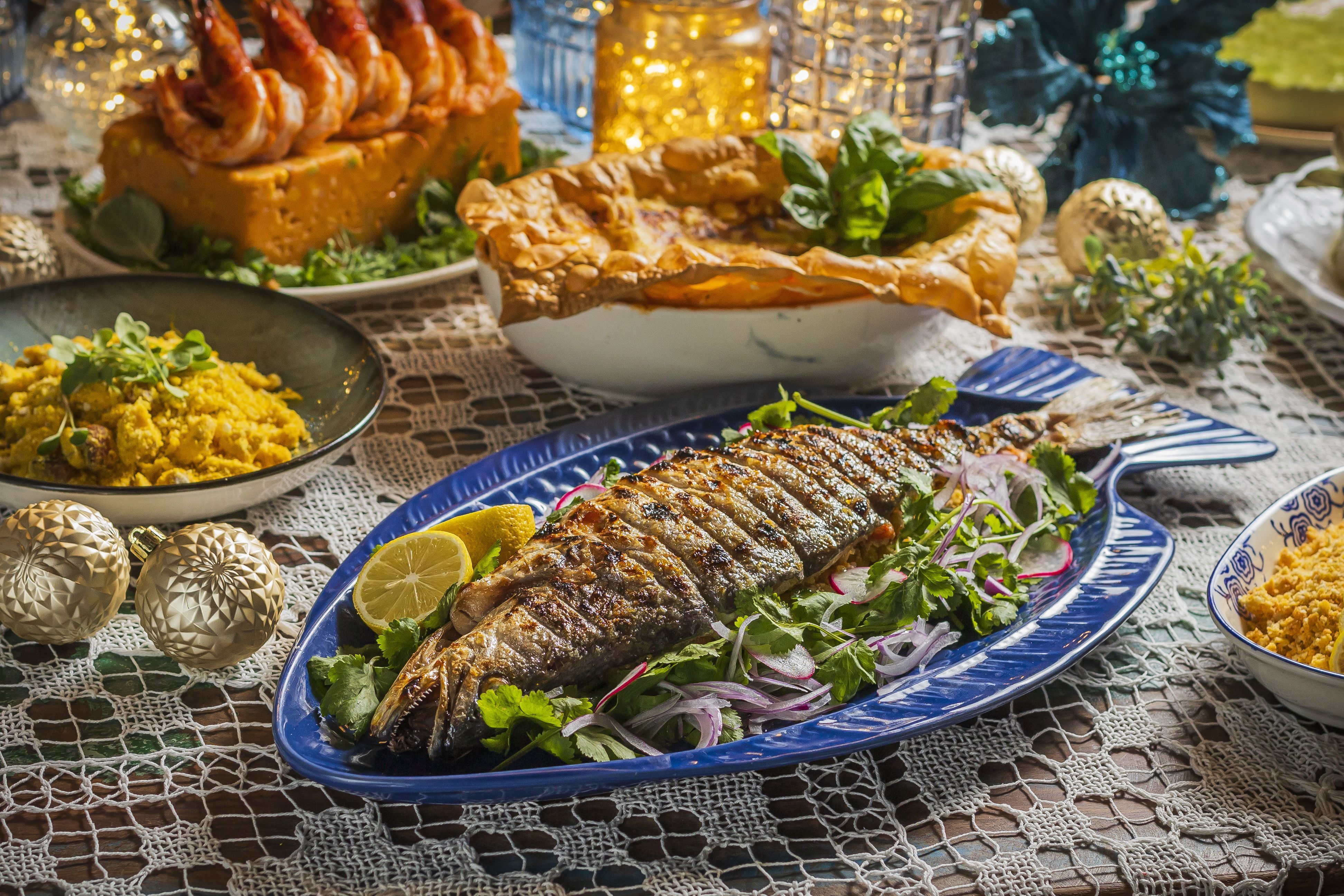 Peixe recheado é um dos destaques das opções de Natal do Azur do Mar, restaurante especializado em frutos do mar em São Paulo • Elvis Fernandes