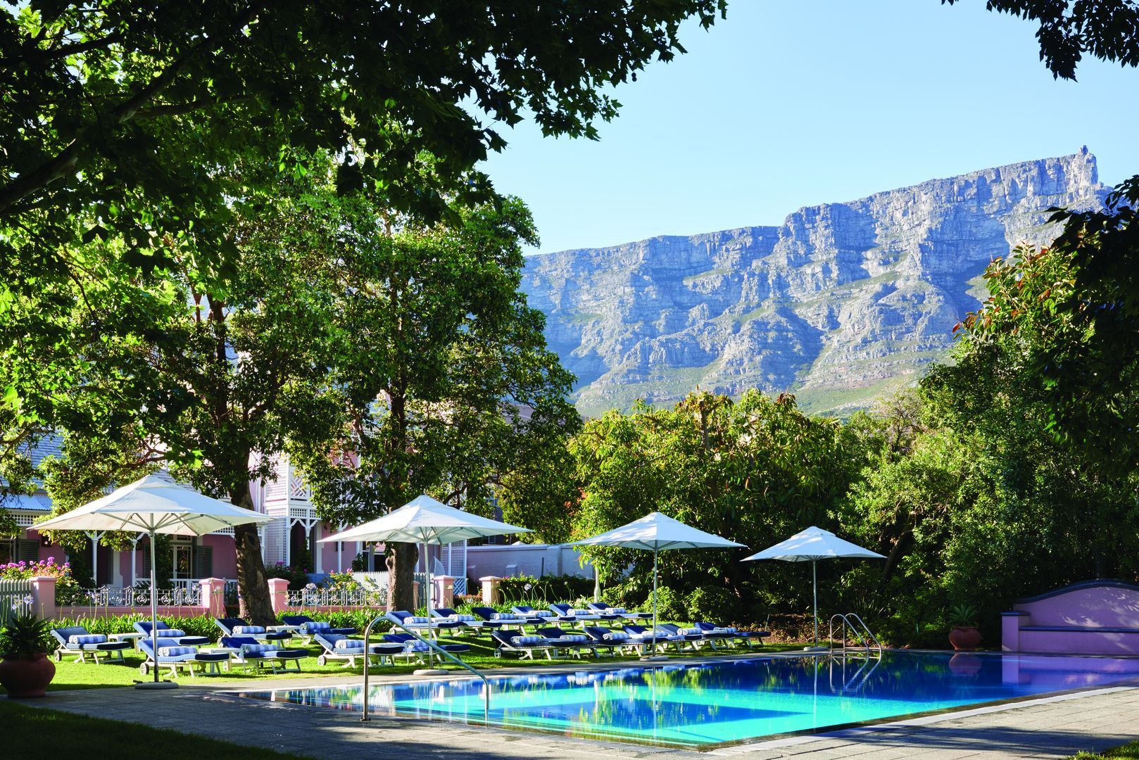 Uma das piscinas do Belmond Mount Nelson, com destaque para a Table Mountain ao fundo • Divulgação/Belmond
