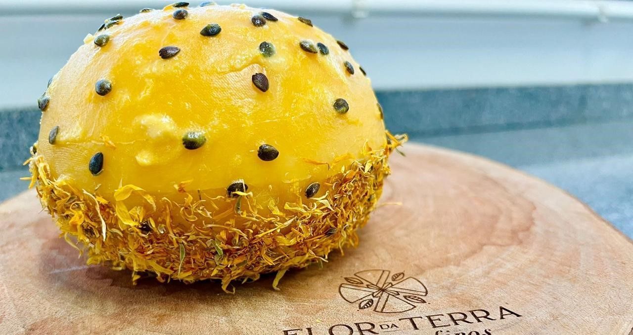 Queijo Passionata leva sementes de maracujá na casca