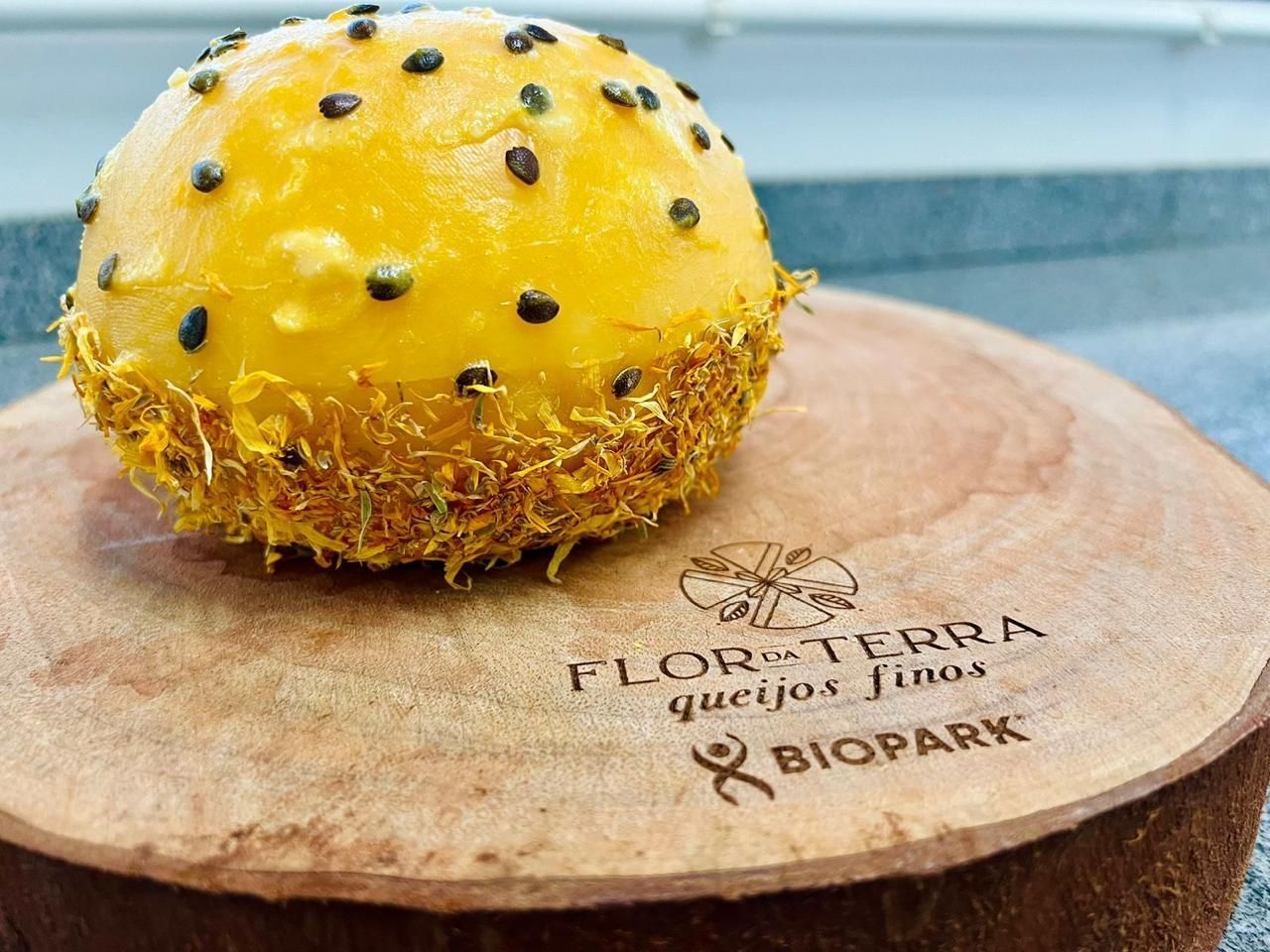 Queijo Passionata, produzido no oeste do Paraná, é maturado com infusão de maracujá e tem sementes na casca • Divulgação