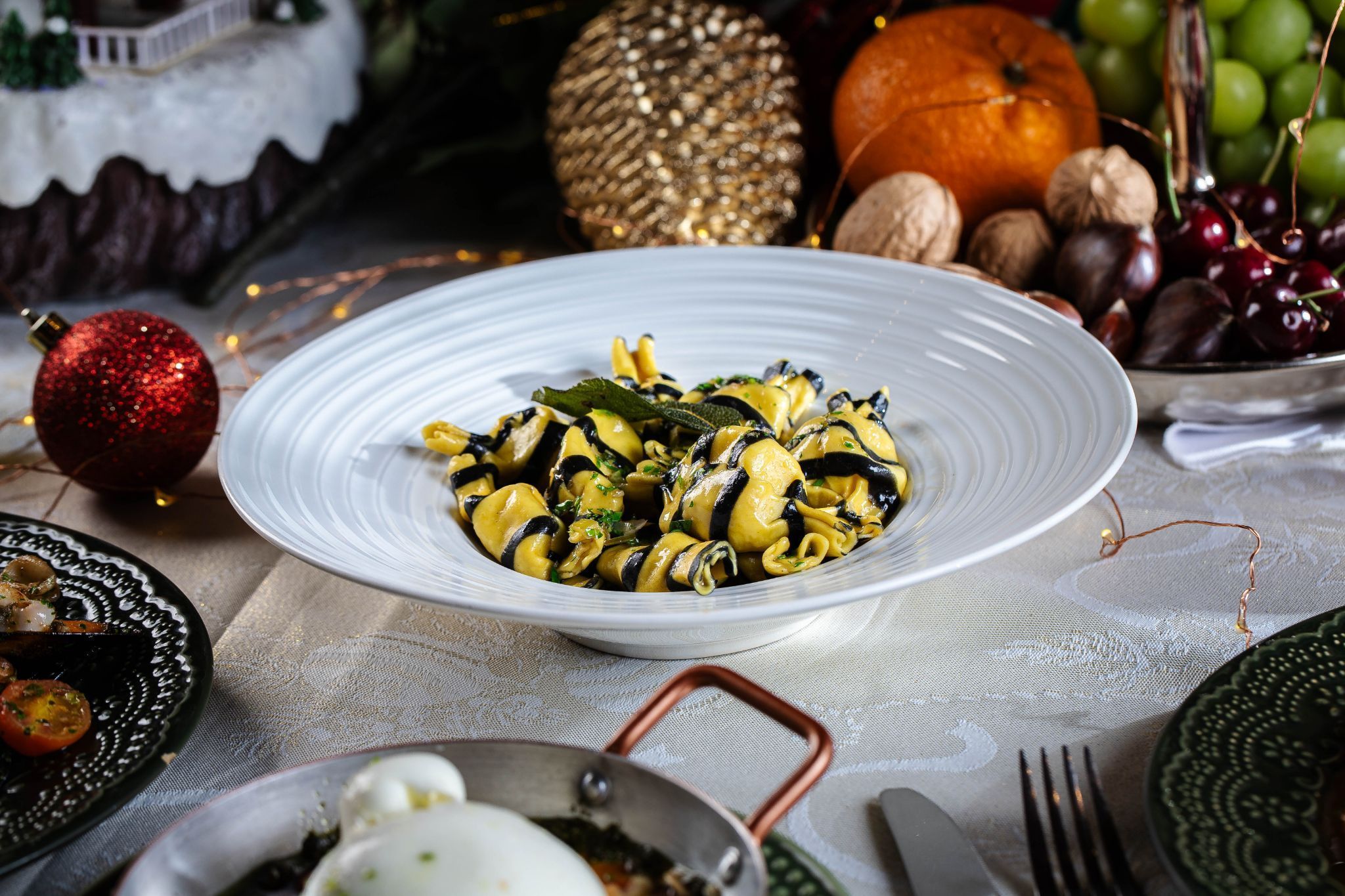 Ravioli "Bala" de Salmão Atlântico vem acompanhado de molho champagne e é uma das opções do menu de Natal do Far Niente • Eduardo Krajan