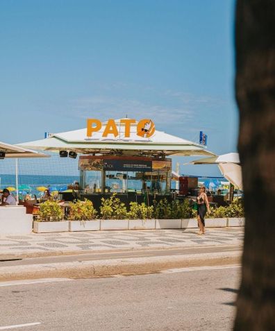 Quiosque do Pato com Laranja no Leblon organizará uma festa para chegada de 2025 com sistema all inclusive e pé na areia • Divulgação