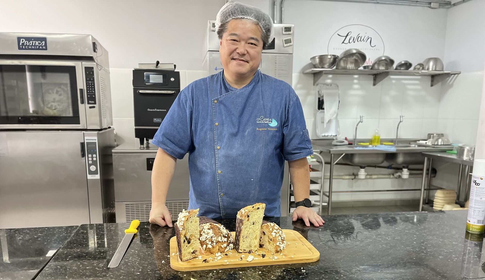 Chef Rogério Shimura é um dos jurados da Copa Del Mondo Del Panettone, que acontece a cada dois anos em Milão, a terra do doce natalino • Daniela Caravaggi
