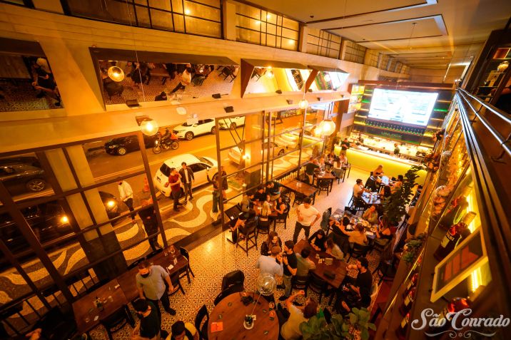 As duas unidades do São Conrado Bar oferecerão pacotes para confraternização de fim de ano, com drinques e petiscos à vontade • Divulgação