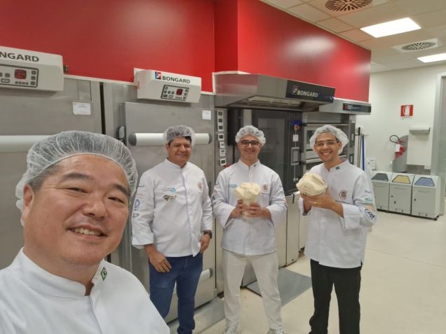 Chef Rogério Shimura ao lado de Brunno Malheiros e Nilson Diniz, nos preparativos para a grande final da Copa Del Mondo Del Panettone. Ao lado deles está também Ítalo Fernandes, patrocinador que ajudou a ida dos confeiteiros à Itália • Arquivo pessoal