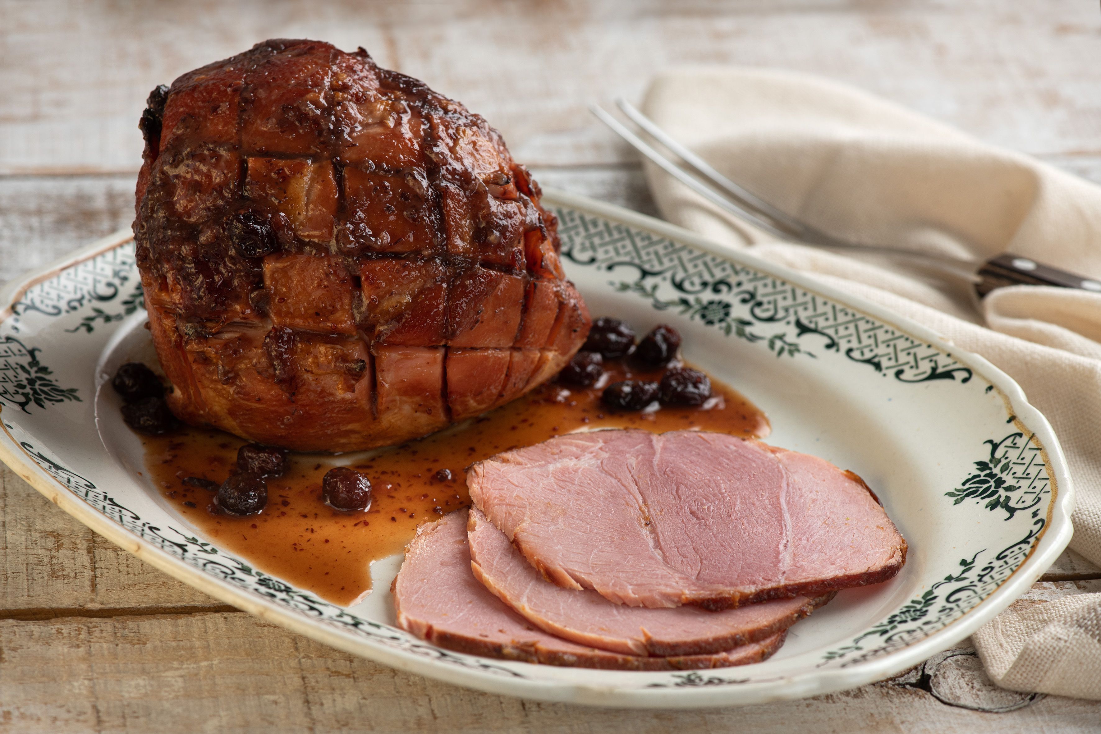 Tender inteiro desossado com glaze de cranberry é uma das opções de encomendas para o Natal da Casa Santa Luzia • Iara Venanzi