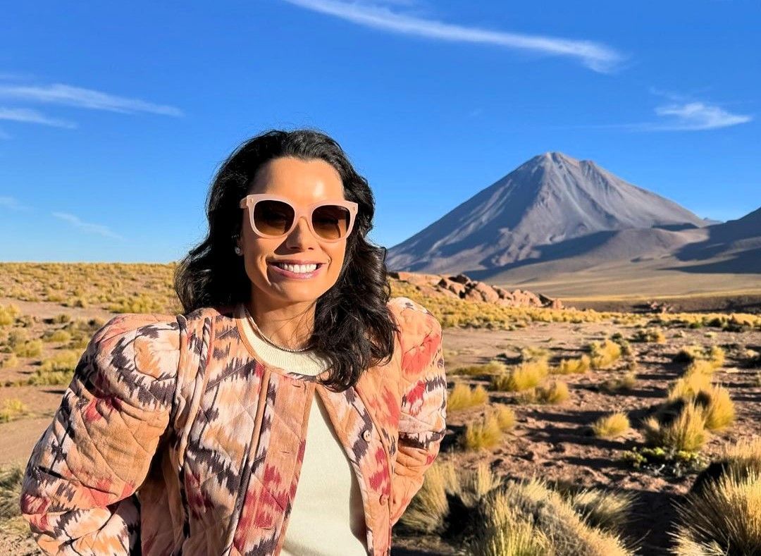 Daniela Filomeno em frente ao Vulcão Licancabur, no Deserto do Atacama, no Chile