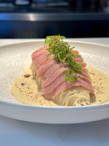 Carbonara de atum, saí o bacon de porco e entra o "bacon de atum" na versão do chef Dário Costa • Tina Bini