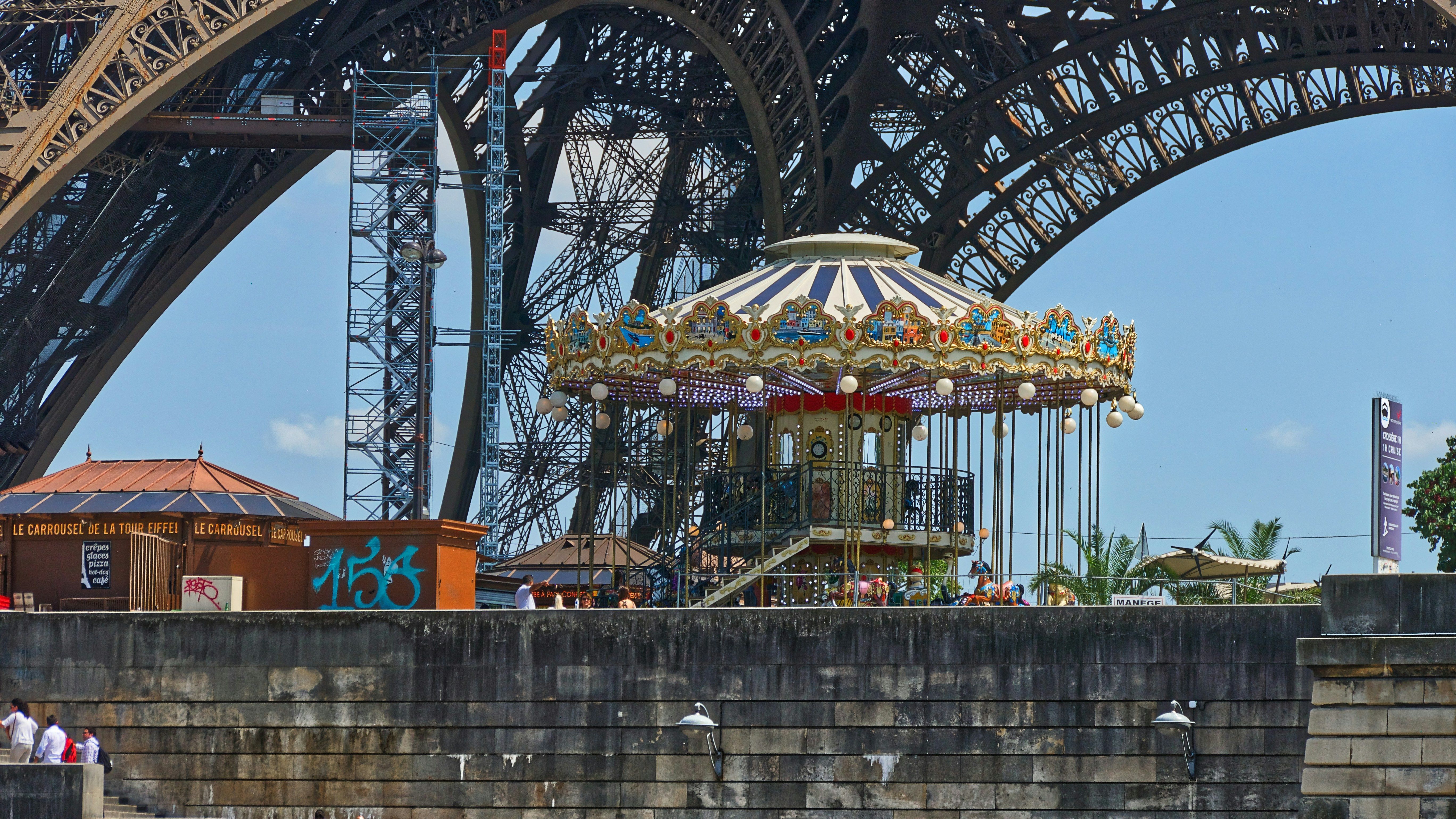 A volta no Carrossel da Torre Eiffel custa três euros • Unsplash/Pascal Bernardon-