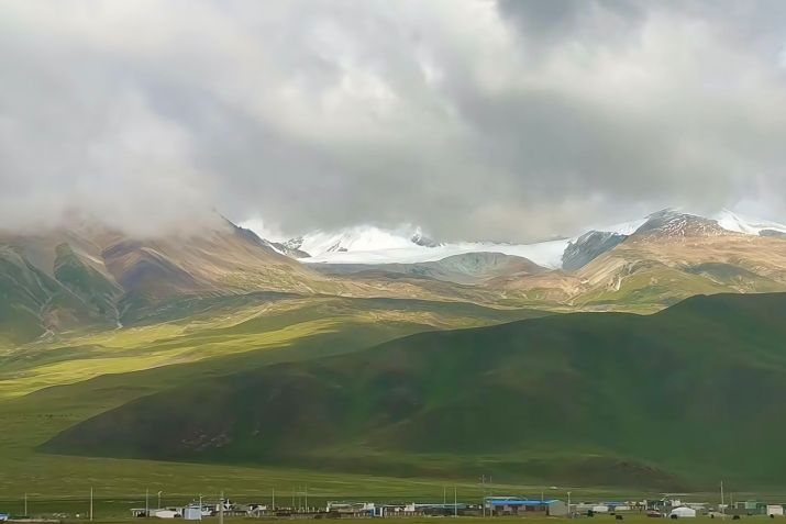 A vista da Planície Tibetana do Norte durante a viagem de trem de Lin En para Lhasa, a capital da Região Autônoma do Tibete na China • Lin En/Xiaohongshu via CNN Newsource