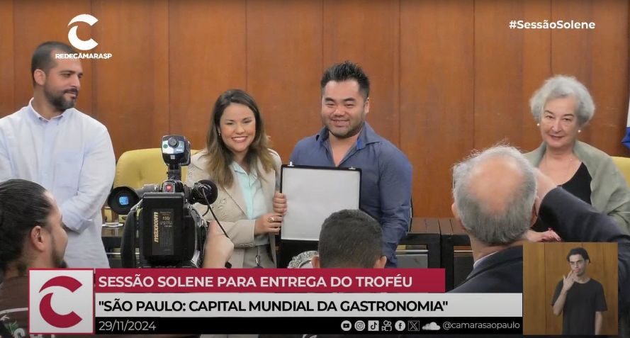 Heitor Harada representa Daniela Filomeno no Troféu São Paulo: Capital Mundial da Gastronomia, na Câmara Municipal de São Paulo • Youtube/Câmara Municipal de São Paulo