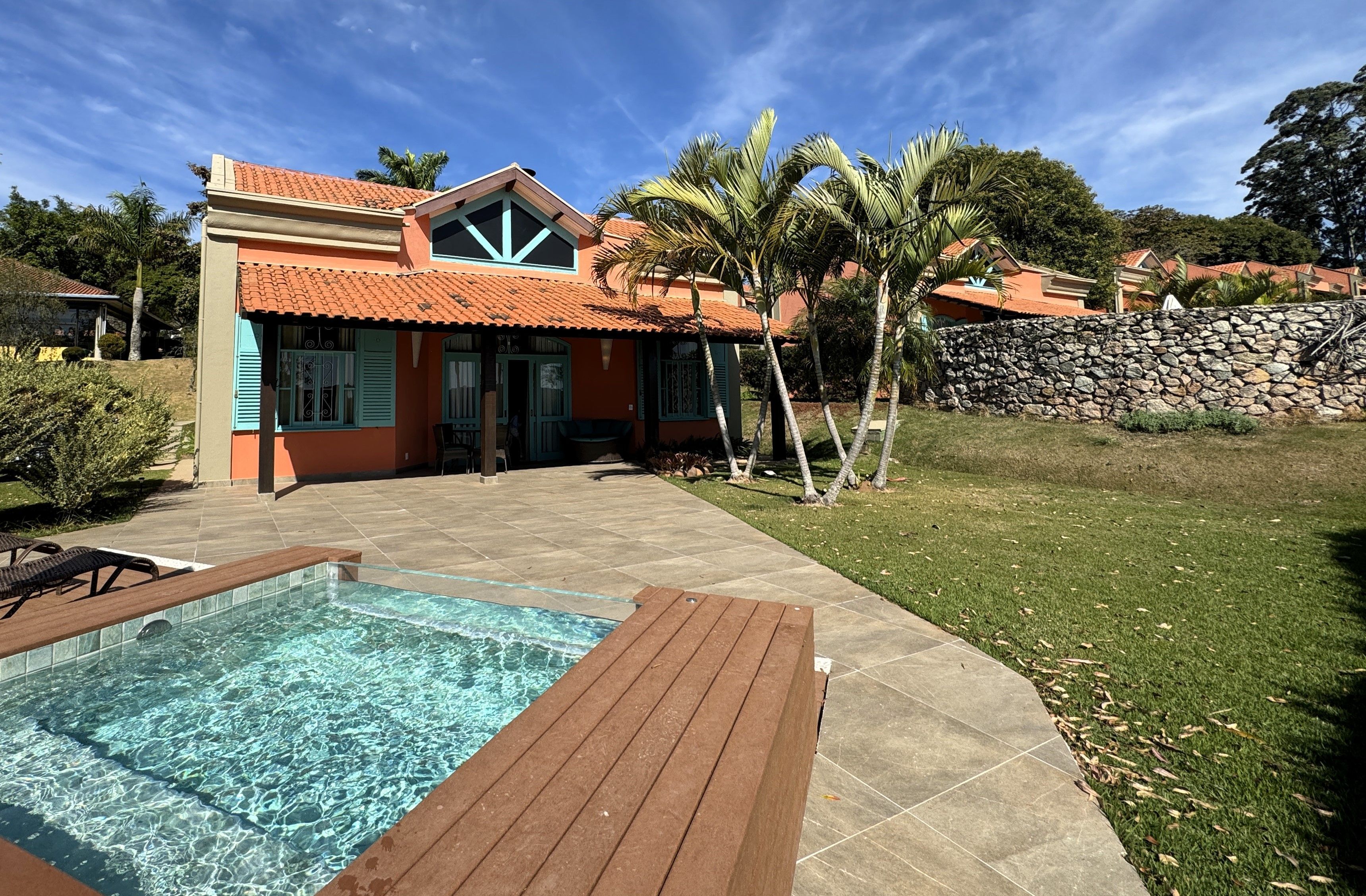 Vista externa do loft premium, com direito a piscina, do Hotel Villa Rossa, em São Roque