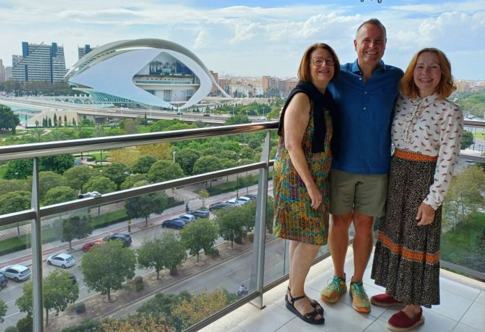 O casal fez muitas amizades durante o tempo que vive na Espanha e afirma se sentir em casa por lá • Gail and Greg Warner via CNN Newsource