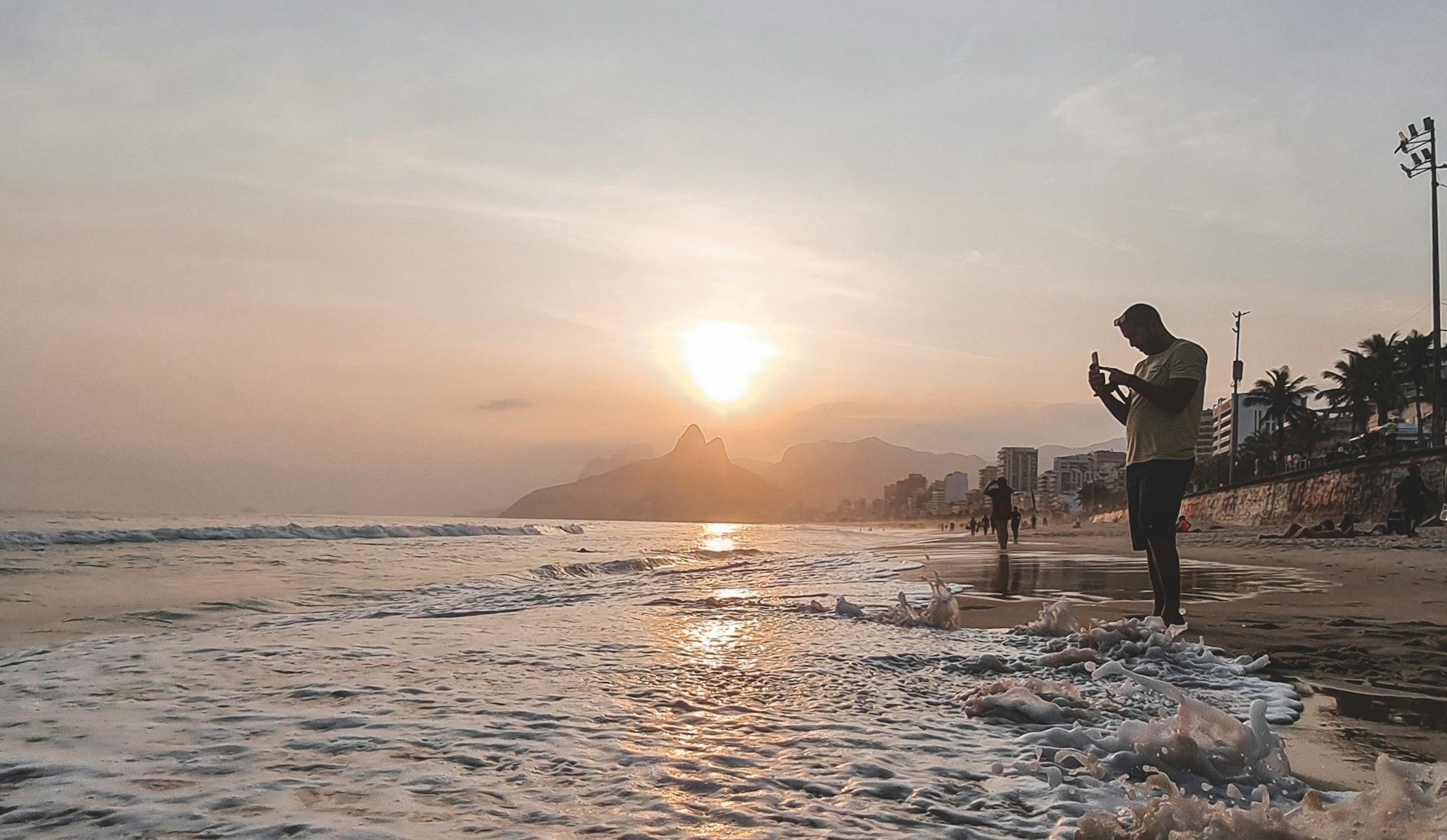 Pôr do sol na praia de Ipanema, no Rio de Janeiro