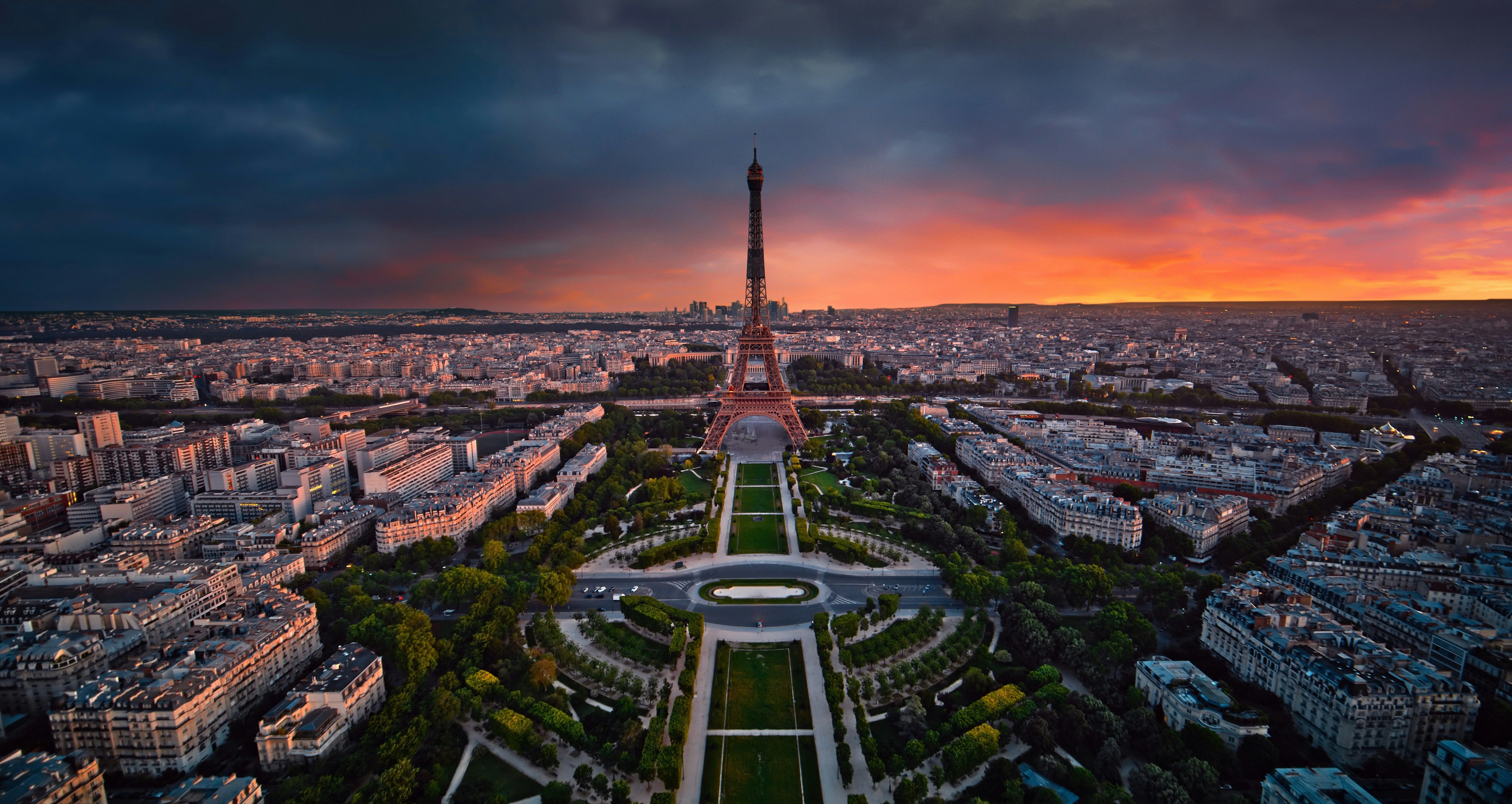 O parque Champ de Mars é uma boa opção para um piquenique aos pés da Torre Eiffel • Unsplash/ Timelab