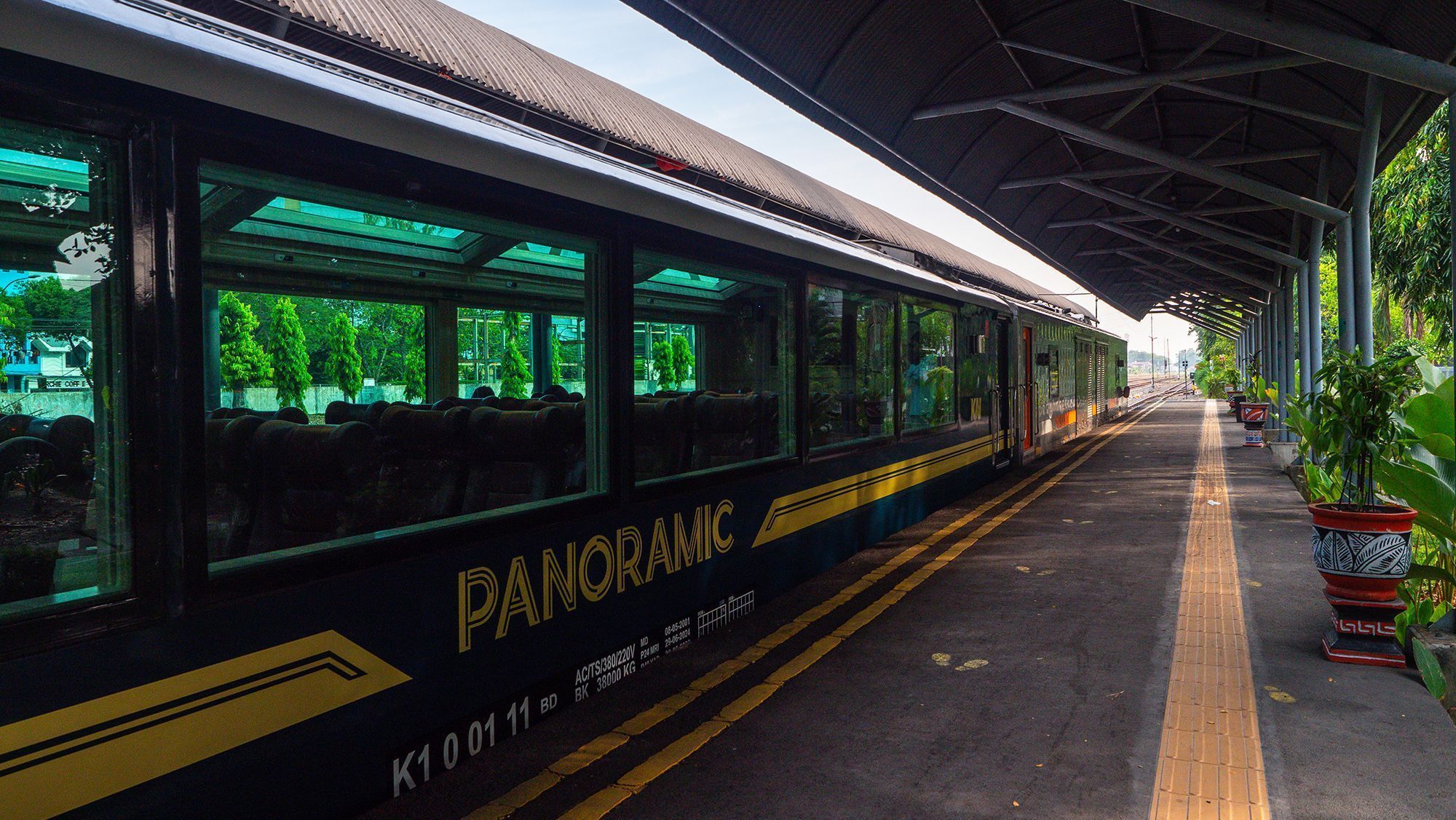 A carruagem panorâmica Argo Wilis está parada na estação Surabaya Gubeng • Josh Edwards via CNN Newsource