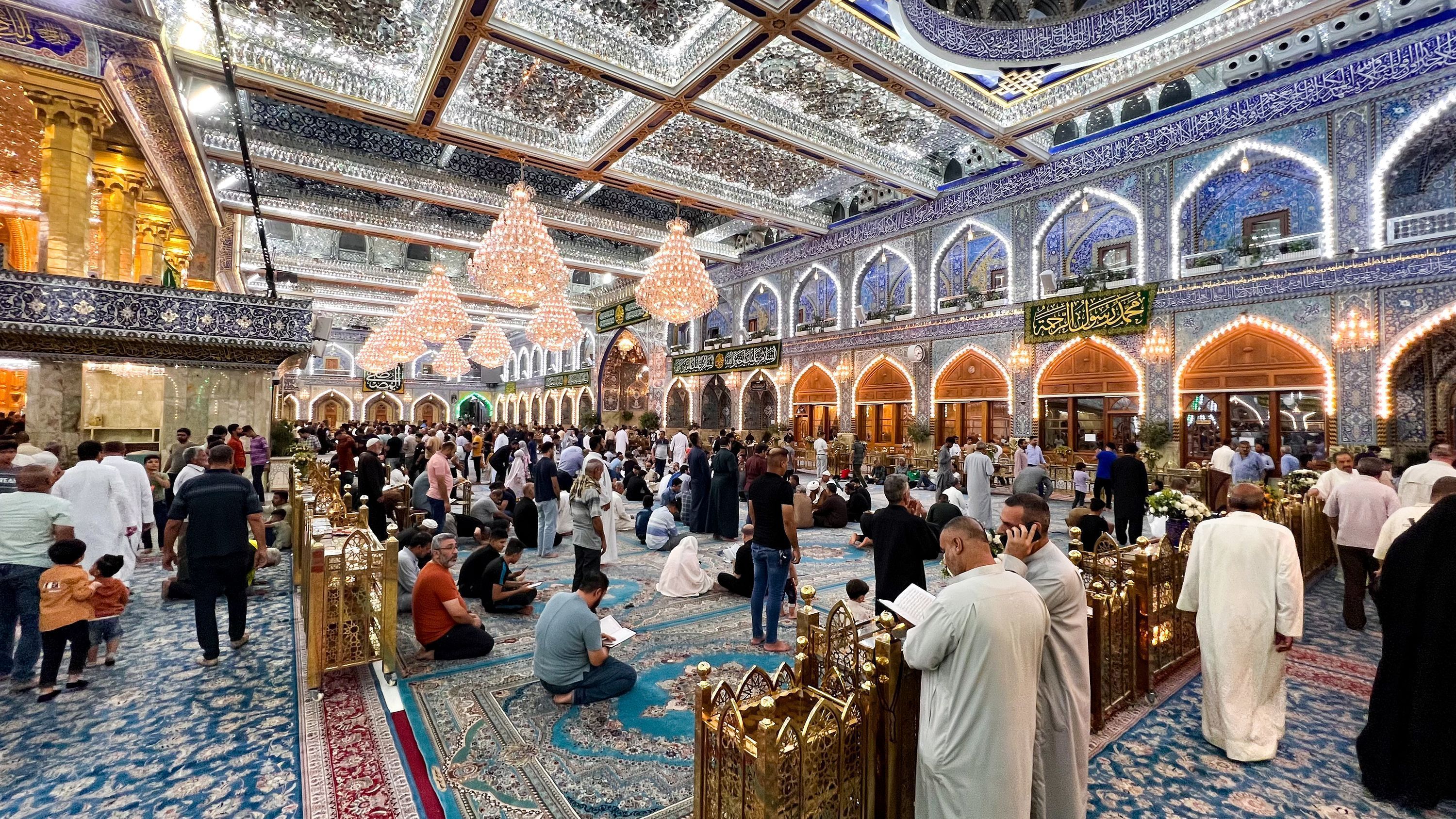 Newenham levou seu grupo composto exclusivamente por mulheres a Karbala, um dos santuários mais sagrados do islamismo xiita • Cortesia de Xavi de las Heras/Untamed Borders via CNN Newsource.