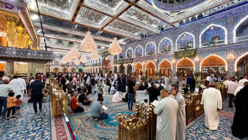 Newenham levou seu grupo composto exclusivamente por mulheres a Karbala, um dos santuários mais sagrados do islamismo xiita • Cortesia de Xavi de las Heras/Untamed Borders via CNN Newsource.