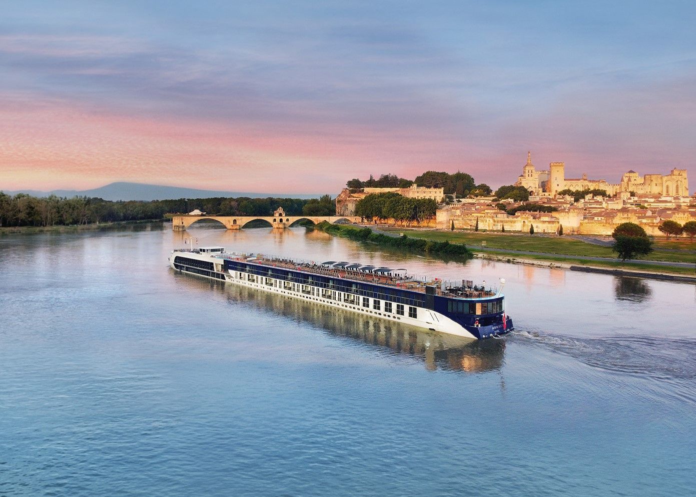 Embarcação fluvial AmaKristina nas águas da cidade francesa de Avignon