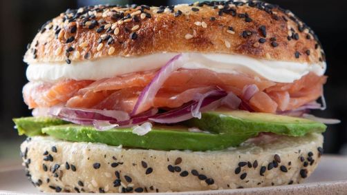 Bagel de salmão curado e defumado do novo Borgo Deli