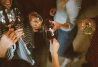 Um brinde a elas: conheça 4 confrarias de vinho para mulheres em São Paulo