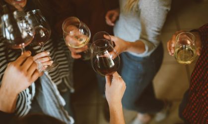 Um brinde a elas: conheça 4 confrarias de vinho para mulheres em São Paulo